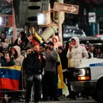 manifestantes comemoram prisão de nicolás maduro - nova york