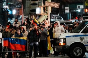manifestantes comemoram prisão de nicolás maduro - nova york