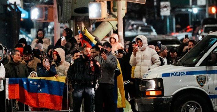 manifestantes comemoram prisão de nicolás maduro - nova york
