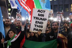 Protestos de iranianos na frente do consulado em Milão, na Itália | Foto: REUTERS/Claudia Greco TPX IMAGES OF THE DAY