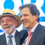Lula abraça Haddad durante sanção da reforma tributária | Foto: Diogo Zacarias/MF