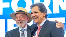 Lula abraça Haddad durante sanção da reforma tributária | Foto: Diogo Zacarias/MF