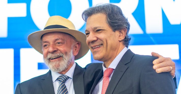 Lula abraça Haddad durante sanção da reforma tributária | Foto: Diogo Zacarias/MF