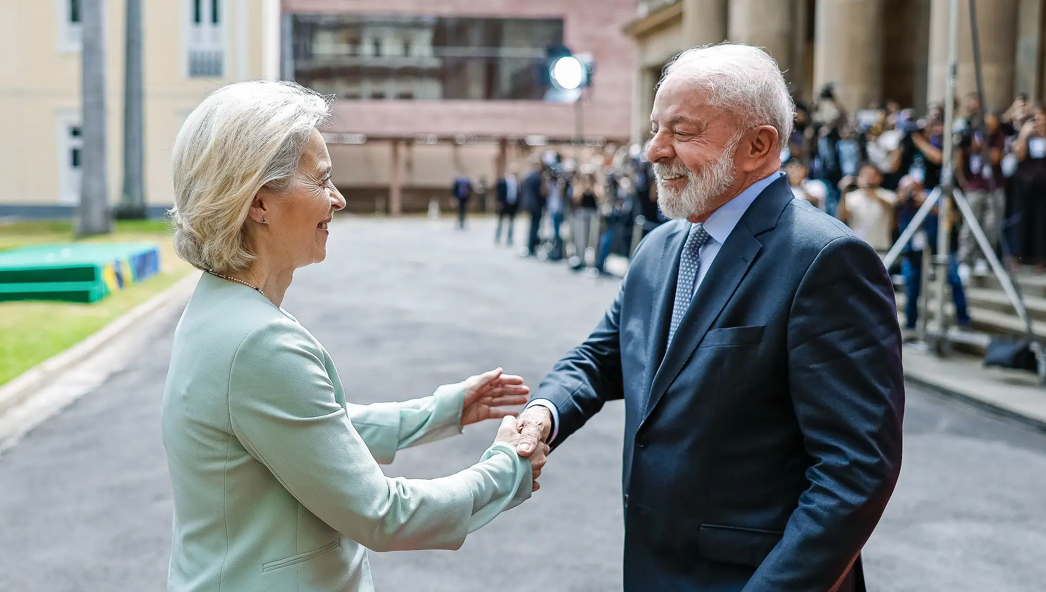 Lula recebeu a presidenta da Comissão Europeia, Ursula von der Leyen