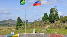 O marco fronteiriço localizado na fronteira entre o Brasil e a Venezuela, em Pacaraima, Roraima