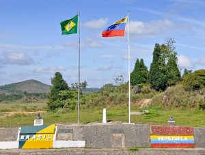 O marco fronteiriço localizado na fronteira entre o Brasil e a Venezuela, em Pacaraima, Roraima