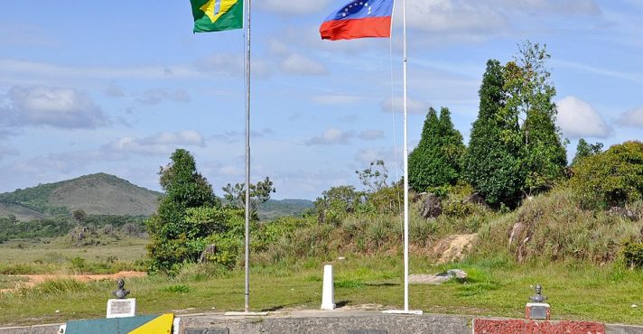 O marco fronteiriço localizado na fronteira entre o Brasil e a Venezuela, em Pacaraima, Roraima