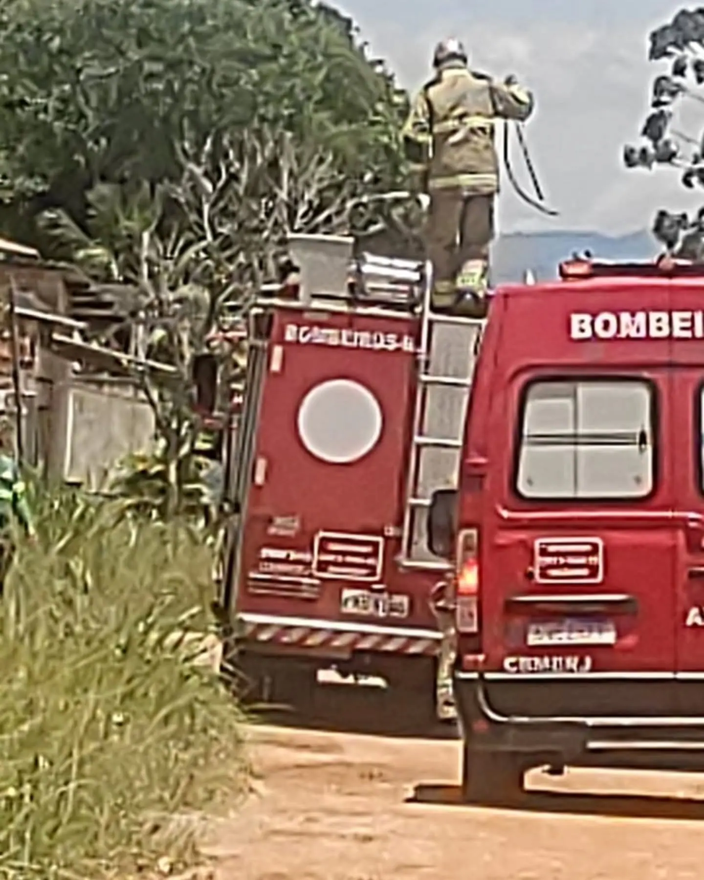 Agentes do Corpo de Bombeiros trabalham na região
