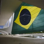Bandeira gigante do Brasil instalada na fachada do Palácio do Planalto | Foto: José Cruz/Agência Brasil; brasileiros