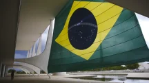Bandeira gigante do Brasil instalada na fachada do Palácio do Planalto | Foto: José Cruz/Agência Brasil; brasileiros