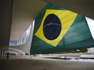 Bandeira gigante do Brasil instalada na fachada do Palácio do Planalto | Foto: José Cruz/Agência Brasil; brasileiros