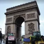 Protestos de agricultores em Paris, França | Foto: Reprodução/Reuters