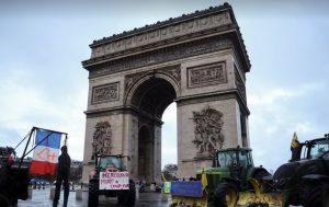Protestos de agricultores em Paris, França | Foto: Reprodução/Reuters