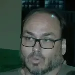 Carlos Bolsonaro fala à imprensa depois de visitar o pai | Foto: SBT/Reprodução