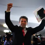 André Ventura cumprimenta os apoiadores antes de um debate com o socialista Antonio José Seguro - 27/1/2026 | Foto: Pedro Nunes/Reuters