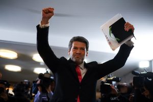 André Ventura cumprimenta os apoiadores antes de um debate com o socialista Antonio José Seguro - 27/1/2026 | Foto: Pedro Nunes/Reuters