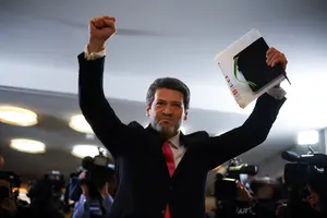 André Ventura cumprimenta os apoiadores antes de um debate com o socialista Antonio José Seguro - 27/1/2026 | Foto: Pedro Nunes/Reuters
