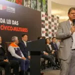 O governador de São Paulo, Tarcísio de Freitas, durante sanção da lei favorável às escolas cívico-militares, em 2024 | Foto: Marcelo S. Camargo/Governo do Estado de SP