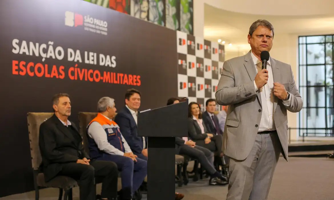 O governador de São Paulo, Tarcísio de Freitas, durante sanção da lei favorável às escolas cívico-militares, em 2024 | Foto: Marcelo S. Camargo/Governo do Estado de SP