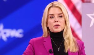 A procuradora-geral dos Estados Unidos, Pam Bondi, classificou a invasão na igreja em Minnesota como algo ‘horrível’ | Foto: Gage Skidmore/Flickr