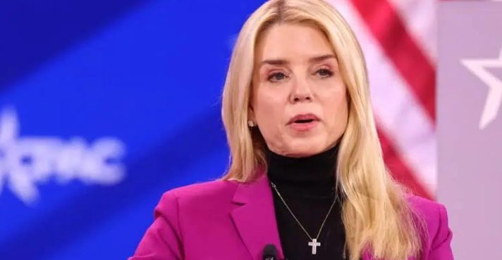 A procuradora-geral dos Estados Unidos, Pam Bondi, classificou a invasão na igreja em Minnesota como algo ‘horrível’ | Foto: Gage Skidmore/Flickr