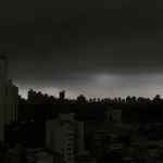 Tarde com céu escuro em várias partes do país: reflexos da frente fria | Foto: Reprodução/X