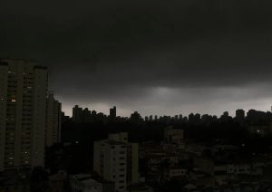 Tarde com céu escuro em várias partes do país: reflexos da frente fria | Foto: Reprodução/X