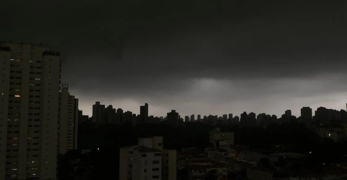 Tarde com céu escuro em várias partes do país: reflexos da frente fria | Foto: Reprodução/X