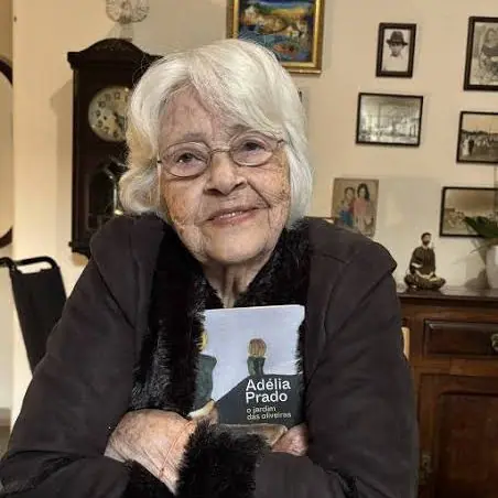 Professora por formação, ela consolidou sua carreira literária a partir da década de 1970 | Foto: Reprodução/X