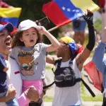 Venezuelanos festejam queda de Maduro no Chile, Espanha e Argentina