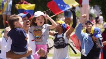 Venezuelanos festejam queda de Maduro no Chile, Espanha e Argentina