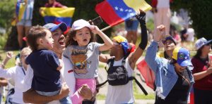 Venezuelanos festejam queda de Maduro no Chile, Espanha e Argentina
