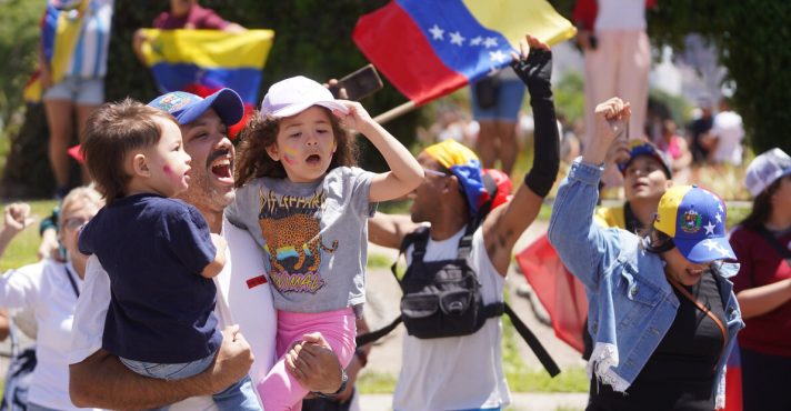Venezuelanos festejam queda de Maduro no Chile, Espanha e Argentina