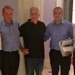 Foto divulgada pelo governo dos EUA em que Bill Gates ( primeiro à esquerda) aparece em um grupo em companhia de Epstein | Foto: Reprodução/X