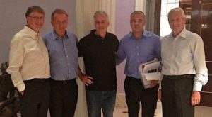 Foto divulgada pelo governo dos EUA em que Bill Gates ( primeiro à esquerda) aparece em um grupo em companhia de Epstein | Foto: Reprodução/X
