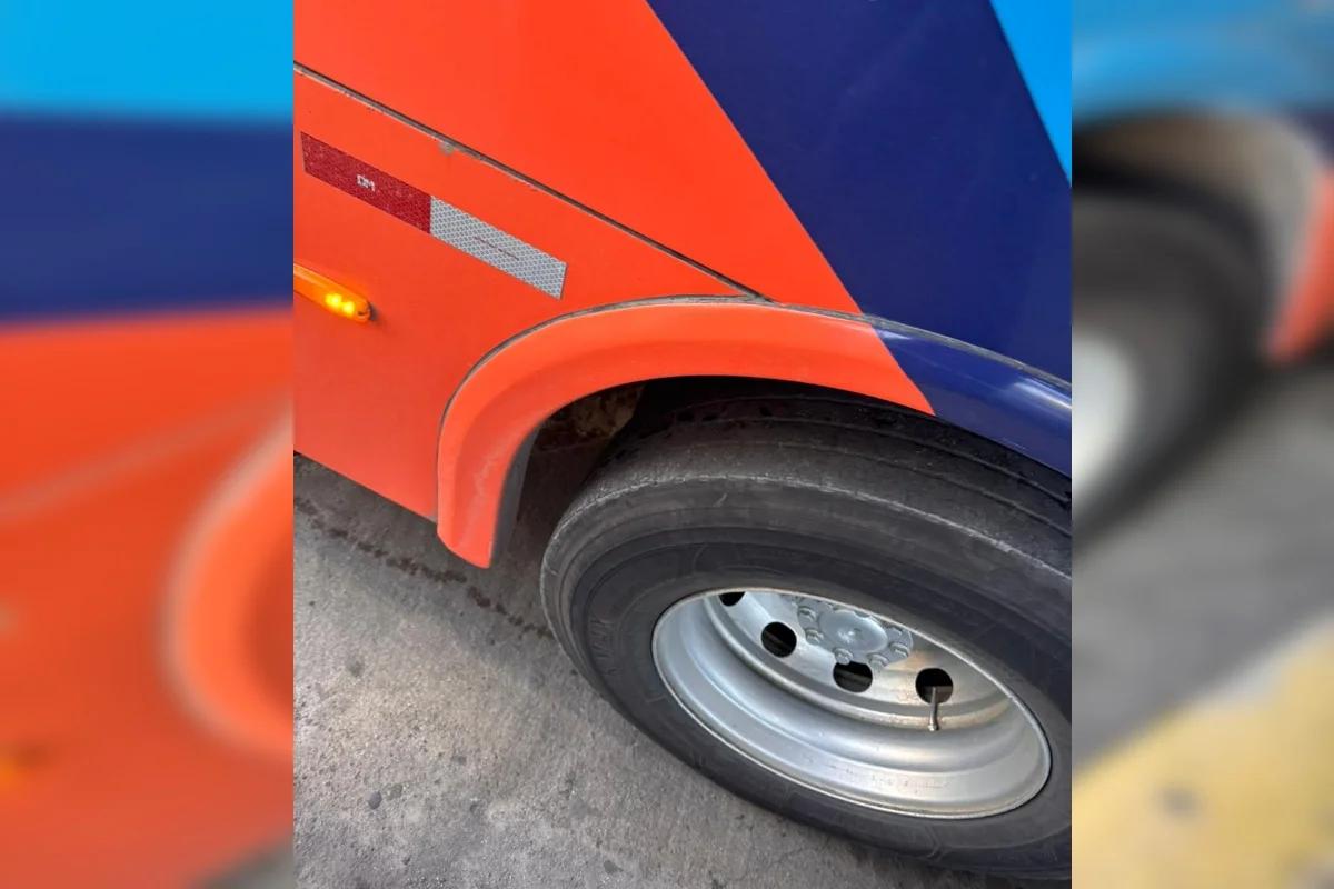 Ônibus da Logo Caruaruense roda com pneu careca
