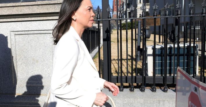 María Corina Machado chegando à Casa Branca nesta quinta-feira, 15