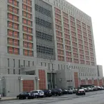 Centro de Detenção Metropolitano, em Nova York, onde Nicolás Maduro passou a primeira noite depois de ser capturado | Foto: Reprodução/Wikimedia Commons