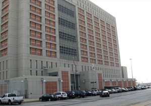 Centro de Detenção Metropolitano, em Nova York, onde Nicolás Maduro passou a primeira noite depois de ser capturado | Foto: Reprodução/Wikimedia Commons