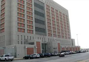 Centro de Detenção Metropolitano, em Nova York, onde Nicolás Maduro passou a primeira noite depois de ser capturado | Foto: Reprodução/Wikimedia Commons