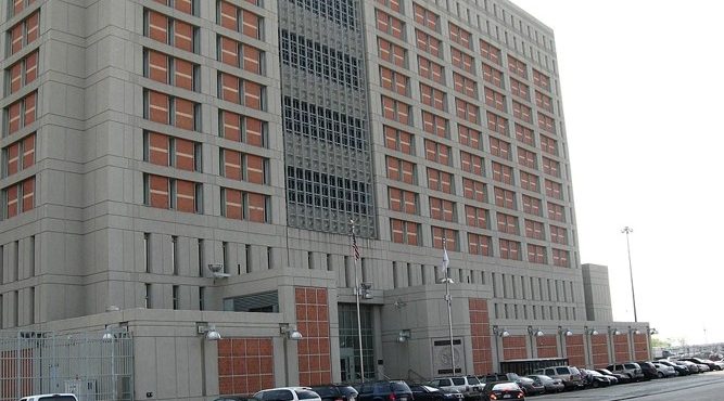 Centro de Detenção Metropolitano, em Nova York, onde Nicolás Maduro passou a primeira noite depois de ser capturado | Foto: Reprodução/Wikimedia Commons