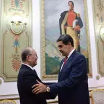 O ex-ditador Nicolás Maduro e Qiu Xiaoqi, representante especial para Assuntos da América Latina e do Caribe | Foto: Reprodução/Governo da Venezuela
