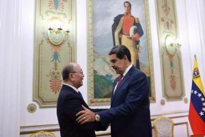 O ex-ditador Nicolás Maduro e Qiu Xiaoqi, representante especial para Assuntos da América Latina e do Caribe | Foto: Reprodução/Governo da Venezuela