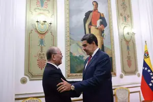 O ex-ditador Nicolás Maduro e Qiu Xiaoqi, representante especial para Assuntos da América Latina e do Caribe | Foto: Reprodução/Governo da Venezuela