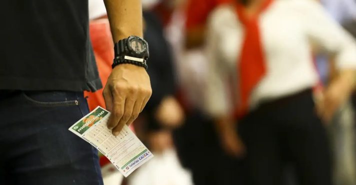 Mega-Sena acumula pela 11ª vez seguida e aumenta expectativa entre os apostadores | Foto: Marcelo Camargo/Agência Brasil