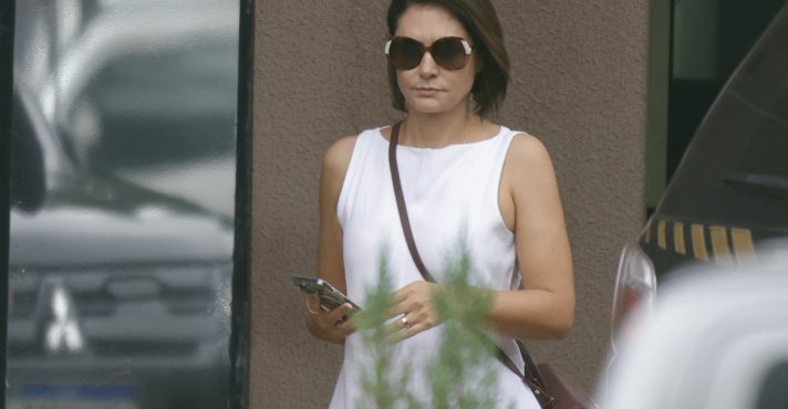 A ex-primeira-dama Michelle Bolsonaro deixa a sede da Superintendência da Polícia Federal em Brasília (DF), depois de visitar o ex-presidente Jair Bolsonaro - 16/12/2025 | Foto: Wilton Junior/Estadão Conteúdo