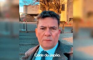 O senador Sergio Moro durante gravação em frente à Suprema Corte do Japão, em Tóquio | Foto: Reprodução/X/@SF_Moro