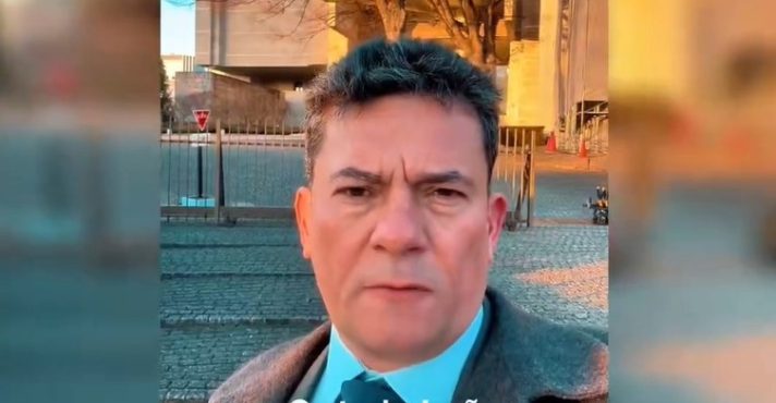 O senador Sergio Moro durante gravação em frente à Suprema Corte do Japão, em Tóquio | Foto: Reprodução/X/@SF_Moro