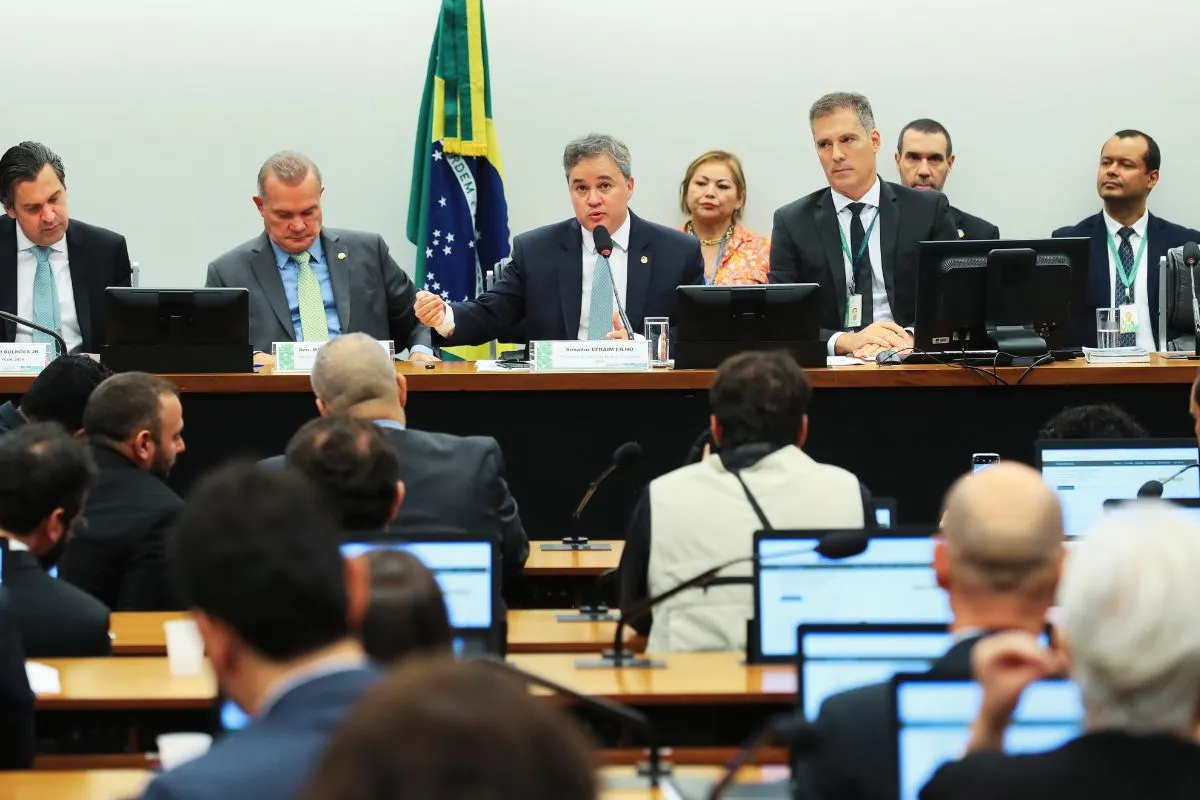 Audiência pública em comissão legislativa com autoridades debatendo planejamento e orçamento público