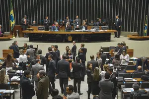 Parlamentares reunidos no plenário do Congresso Nacional durante sessão legislativa em Brasília